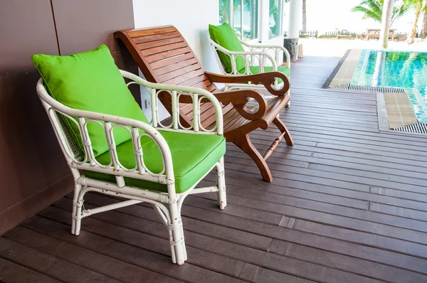 Vieilles chaises en bois décoratives à la maison — Photo