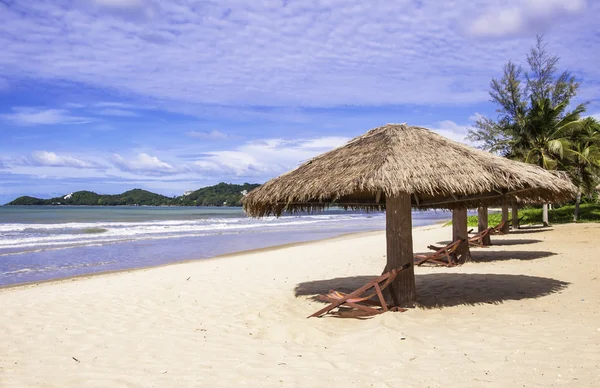 Tropische Strandlandschaft mit Liegestühlen und Sonnenschirm, Thailand — Stockfoto