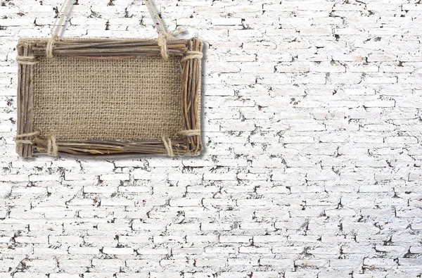 Beyaz tuğla duvar tabela ve fotoğraf çerçevesi ile