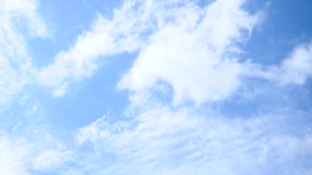Video de cielo azul y nubes rápidas en movimiento — Vídeos de Stock