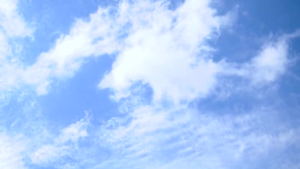 Vídeo do céu azul e nuvens se movendo — Vídeo de Stock