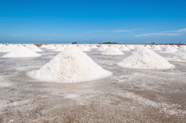 Tuz çiftlik ve mavi gökyüzü inthailand