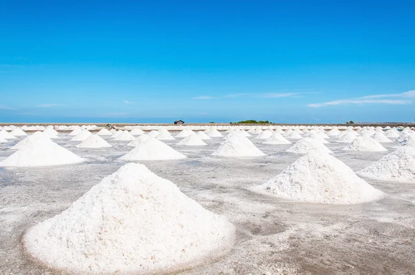 Granja de sal y cielo azul en Tailandia — Foto de Stock