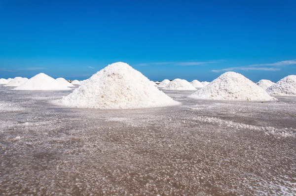 Fazenda de sal e céu azul na Tailândia — Fotografia de Stock