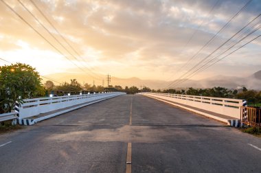 Sunrise, Pai, Mae Hong Son Pro nehirde köprüden görüntüsünü
