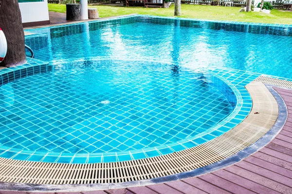 Piscina com vista jardim — Fotografia de Stock