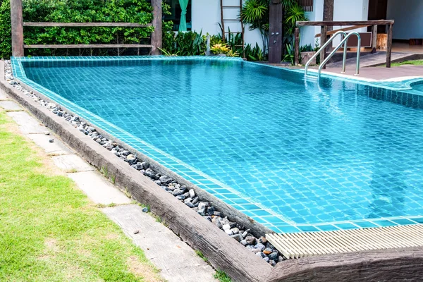 Schwimmbad im Garten — Stockfoto