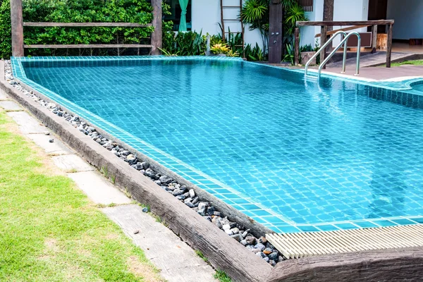 Piscina no jardim — Fotografia de Stock