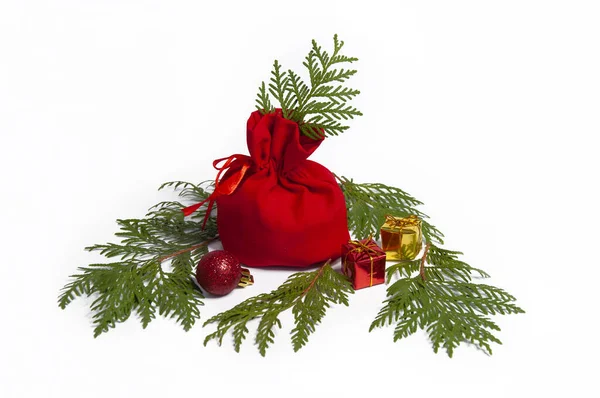 Presente Vermelho Natal Ramos Thuja Verde Fundo Branco — Fotografia de Stock