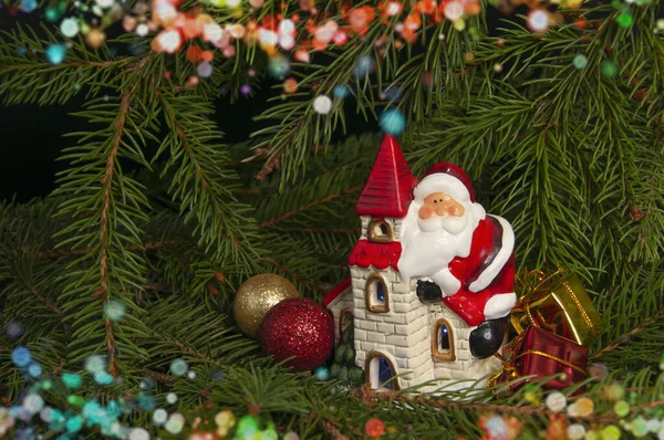 Kerstman Een Huis Buurt Van Takken Van Een Kerstboom Achtergrond — Stockfoto