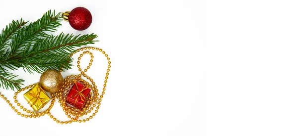 Ramos Uma Árvore Natal Caixas Presente Vermelhas Amarelas Bolas Fundo — Fotografia de Stock