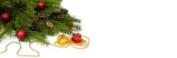 Zweige Eines Weihnachtsbaums Und Rote Und Gelbe Geschenkschachteln Und Kugeln — Stockfoto