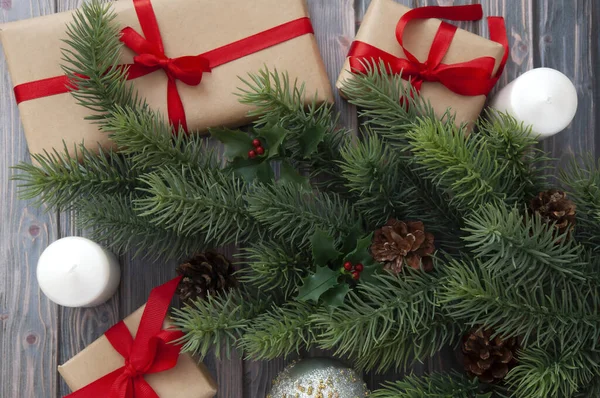 Kerstdecor Kerstboomtakken Witte Kaarsen Kegels Geschenken Een Houten Tafel — Stockfoto