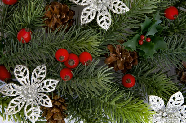 Gedecoreerde Takken Van Een Kerstboom Kegels Rode Bessen Een Houten — Stockfoto