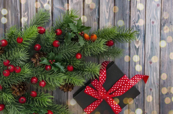 Versierde Takken Van Een Kerstboom Kegels Rode Bessen Geschenken Een — Stockfoto