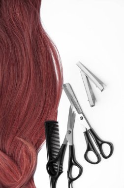 Beyaz arkaplanda saç ve kuaför malzemeleri, makas, tarak, makas