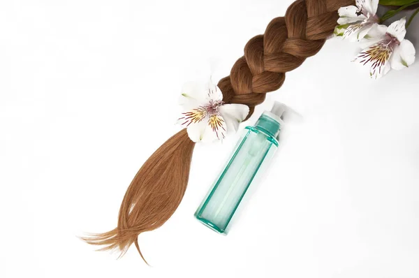 Beyaz arka planda kozmetik saç yağı. Saç bakımı. Sağlıklı ve güzel saçlar. Metin için alanı kopyala