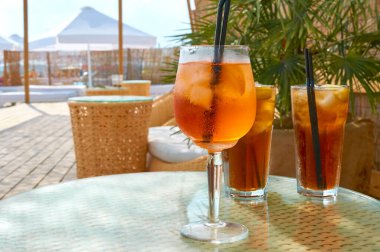 Plajda soğuk içecek kokteyli. Yaz tatili