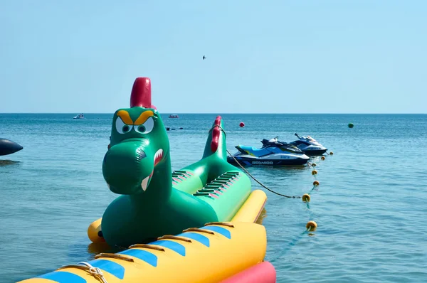 Şişme bot, denizde ejderha şeklinde.