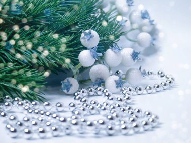Gümüş Boncuklar ve Mavi Yıldız Aksanları ve Şık Kış Tatil Sahnesinde Çam dalları