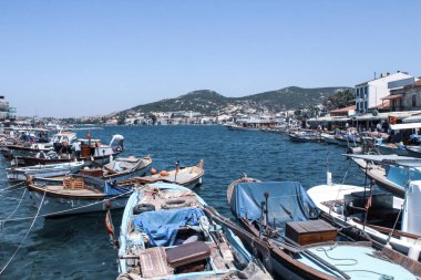 Sahilde ve deniz manzaralı tekneler. Dağ arka planı