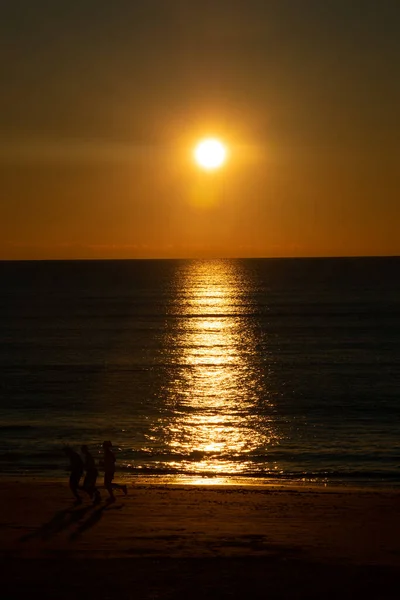 Mensen Wandelen Bij Zonsondergang Het Strand Van Cadiz Hoofdstad Andalusië — Stockfoto