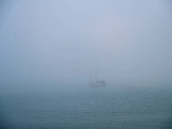 Cadiz 'in başkenti Endülüs' te sisli bir tekne. İspanya. Avrupa.