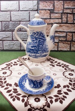 Bir fincan kahve, kahve makinesi ya da çaydanlık ile kahvaltı servisi..