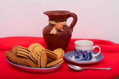 Çikolatalı kurabiye, bir fincan kahve ve vazo..