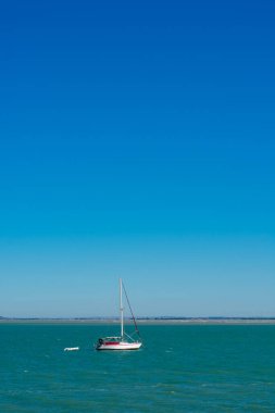 Endülüs 'ün Cadiz Körfezi' nde yelkenli. İspanya. Avrupa.