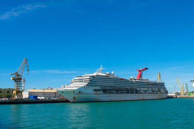 Vinçler Cadiz 'in başkenti Endülüs' teki tekneleri tamir etmek için. İspanya. Avrupa. 14 Şubat 2021