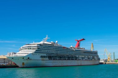 Vinçler Cadiz 'in başkenti Endülüs' teki tekneleri tamir etmek için. İspanya. Avrupa. 14 Şubat 2021