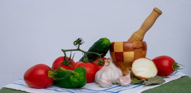 Sarımsak, domates, salatalık, soğan ve biber, Endülüs usulü gazpacho yapmak için gerekli malzemeler..