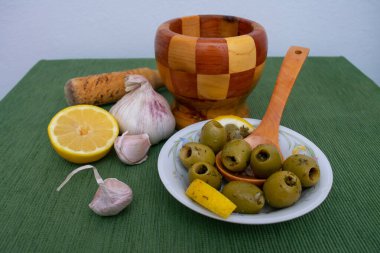 Sarımsaklı yeşil zeytinli tabak.