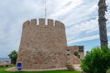 Torrevieja, Alicante 'deki Cabo Cervera' daki Moor ya da Cabo Cervera kulesi. Valensiyalı Cemaati. İspanya. Avrupa. 15 Temmuz 2021