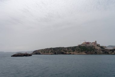 İbiza limanının kıyısında. Balearics. İspanya. Avrupa. 12 Temmuz 2021