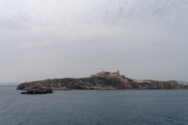 İbiza limanının kıyısında. Balearics. İspanya. Avrupa. 12 Temmuz 2021