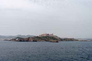 İbiza limanının kıyısında. Balearics. İspanya. Avrupa. 12 Temmuz 2021