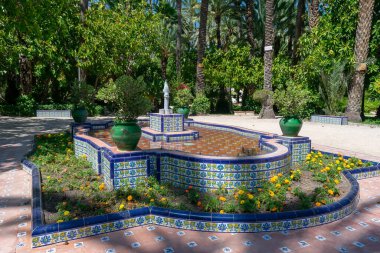 Valensiyalı cemaatinin Alicante ilindeki Elche Belediye Parkı 'nda bir çeşme. İspanya. Avrupa. Avrupa 'nın en büyük hurma ormanı. Şehrin dört bir yanındaki bahçelerde 200.000 palmiye ağacı bulunuyor..