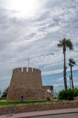 Torrevieja, Alicante 'deki Cabo Cervera' daki Moor ya da Cabo Cervera kulesi. Valensiyalı Cemaati. İspanya. Avrupa. 15 Temmuz 2021