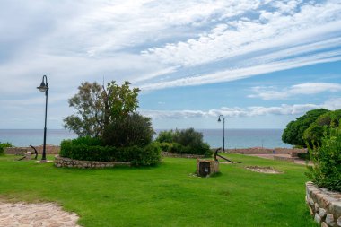 Torre del Moro 'daki bahçe ya da Cabo Cervera, Torrevieja, Alicante' deki Cabo Cervera. Valensiyalı Cemaati. İspanya. Avrupa. 15 Temmuz 2021
