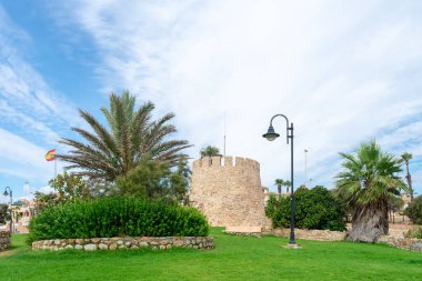 Torrevieja, Alicante 'deki Cabo Cervera' daki Moor ya da Cabo Cervera kulesi. Valensiyalı Cemaati. İspanya. Avrupa. 15 Temmuz 2021