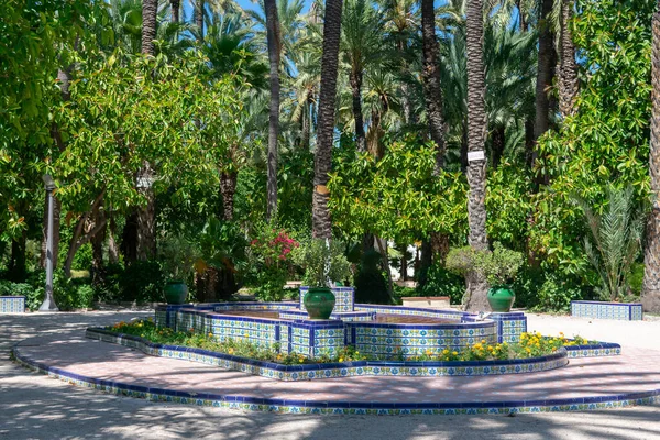 Valensiyalı cemaatinin Alicante ilindeki Elche Belediye Parkı 'nda bir çeşme. İspanya. Avrupa. Avrupa 'nın en büyük hurma ormanı. Şehrin dört bir yanındaki bahçelerde 200.000 palmiye ağacı bulunuyor..