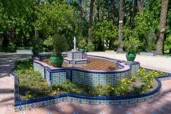 Valensiyalı cemaatinin Alicante ilindeki Elche Belediye Parkı 'nda bir çeşme. İspanya. Avrupa. Avrupa 'nın en büyük hurma ormanı. Şehrin dört bir yanındaki bahçelerde 200.000 palmiye ağacı bulunuyor..