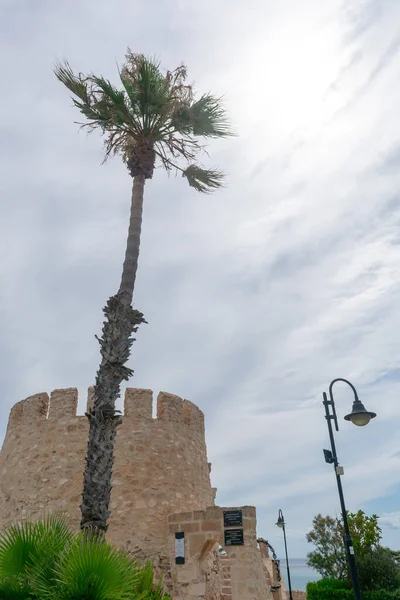 Torrevieja, Alicante 'deki Cabo Cervera' daki Moor ya da Cabo Cervera kulesi. Valensiyalı Cemaati. İspanya. Avrupa. 15 Temmuz 2021