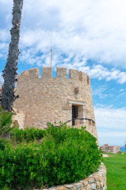 Torrevieja, Alicante 'deki Cabo Cervera' daki Moor ya da Cabo Cervera kulesi. Valensiyalı Cemaati. İspanya. Avrupa. 15 Temmuz 2021