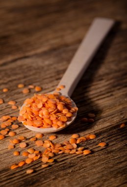 tahta kaşık üzerinde kırmızı mercimek