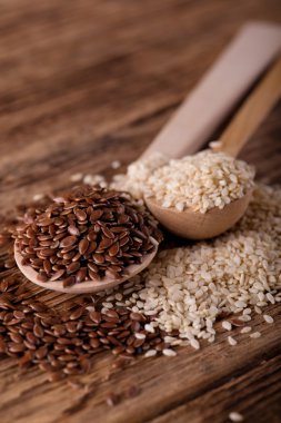 Akı tohumlar susam ile ikinci yanındaki kaşıkla