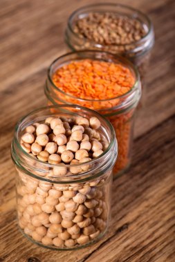 Baklagiller üç tür ile üç bardak