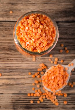 Cam doz eski ahşap tahta üzerinde kırmızı mercimek ile